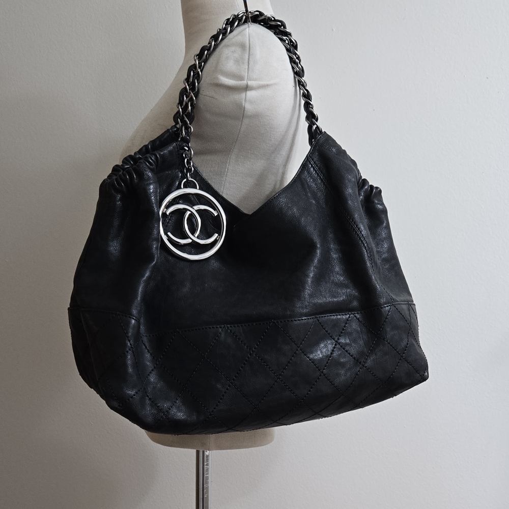 CHANEL Black Leather Shoulder Bag with Chain/ HOBO